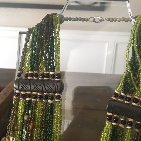 Fabulous shades of green statement necklace - Picture 3 of 3